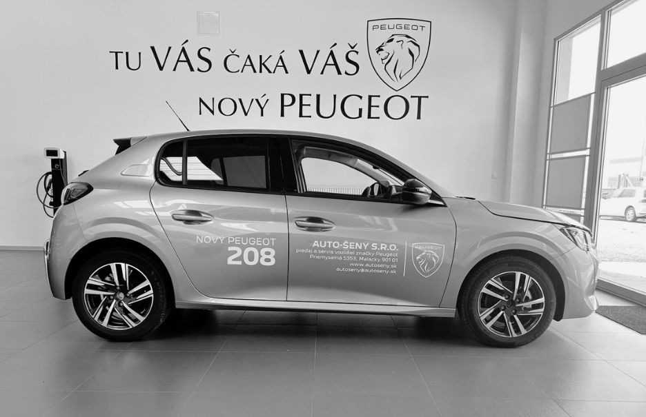 Reklamný polep na aute Peugeot pre Auto-Šeny s logom a textom Nový Peugeot 208, Malacky.