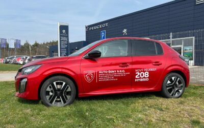 Reklamný polep auta Peugeot 208 Hybrid pre Auto-Šeny s informáciami o predaji.